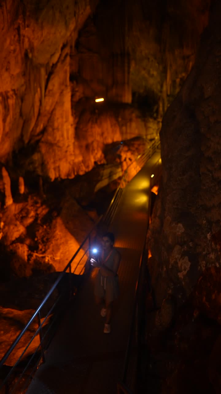 explorando una cueva