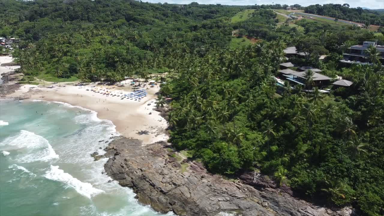 toma panorámica del costoso complejo costero brasileño en una hermosa ciudad de playa