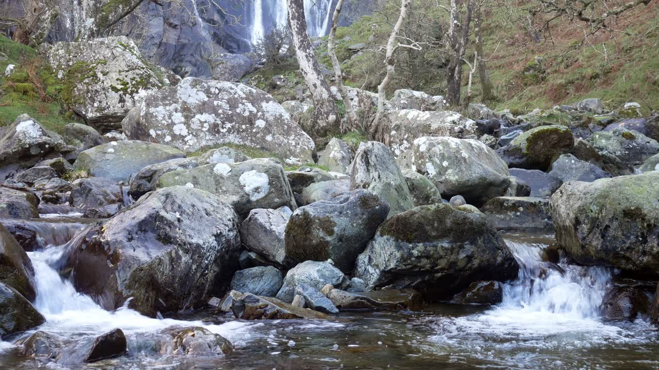 fresco idílico bosque de montaña de otoño cascada que fluye y salpica sobre las rocas del río dolly izquierda lenta