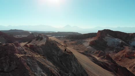 vista cinematográfica de un excursionista en la cima de una montaña en el desierto de atacama, chile, sudamérica