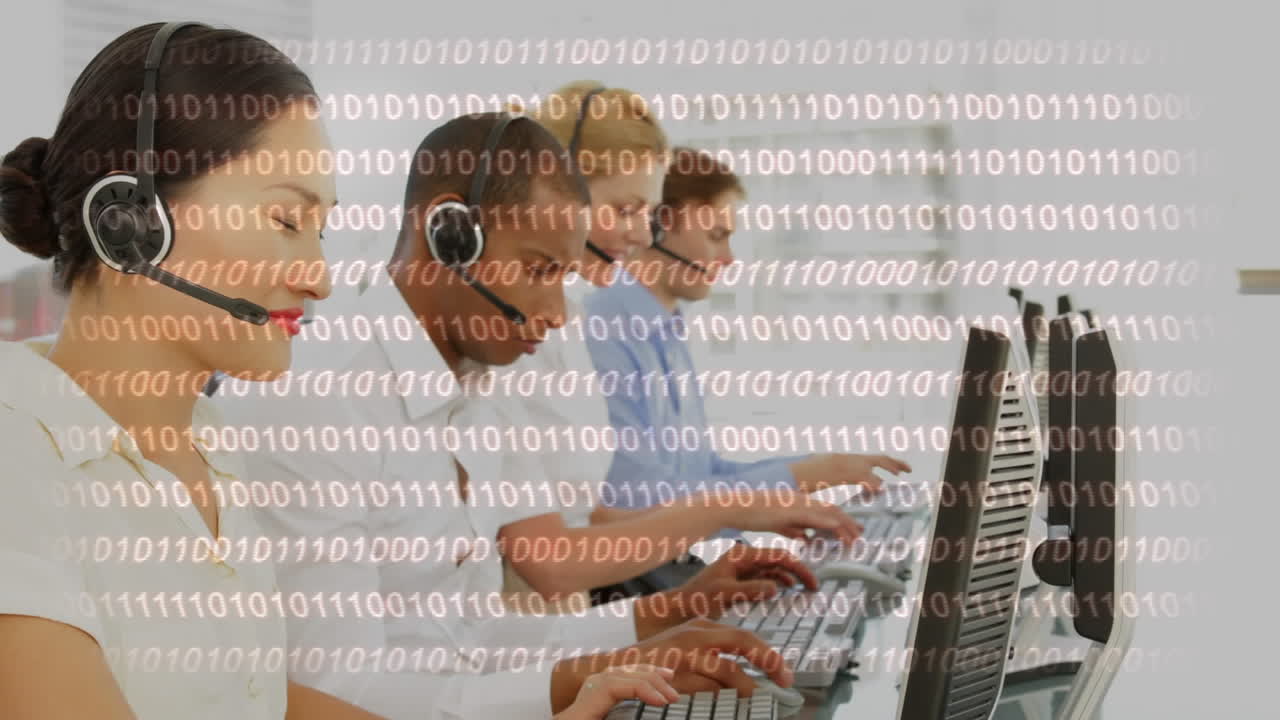 animación del procesamiento de datos sobre personas de negocios que llevan auriculares de teléfono