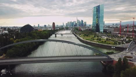 volando sobre el río en frankfurt am main, alemania