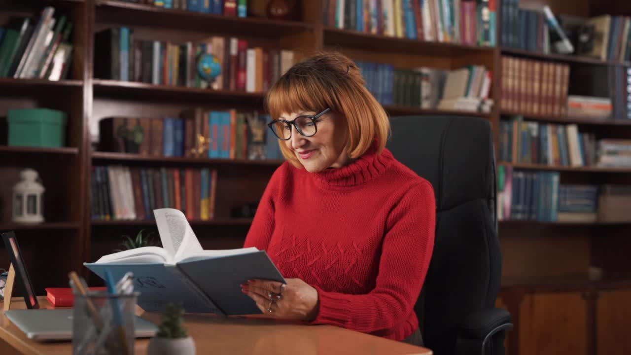 la mujer está sentada en una mesa con un libro en ella