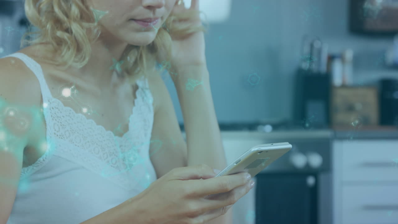 Animazione di molecole verdi su una donna caucasica che usa lo smartphone