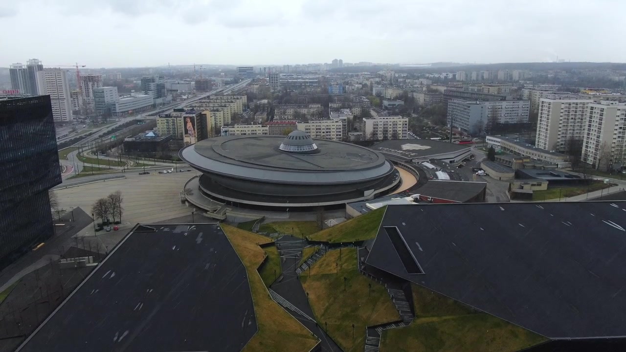 Luftoptagelse af moderne bygninger i Katowice centrum i snevejr 4K.