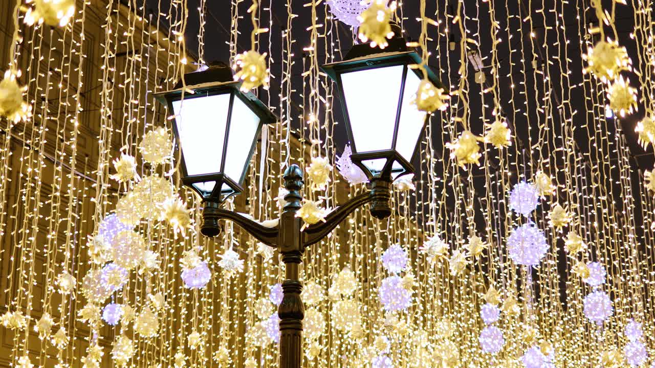 장식용 크리스마스 화환이 있는 거리 등불. 새해와 크리스마스 축하.