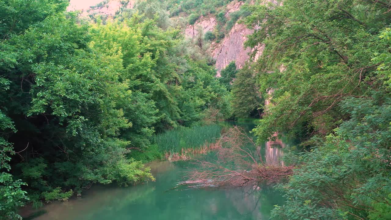 volando lateralmente sobre el río panega en el geoparque panega - lukovit bulgaria