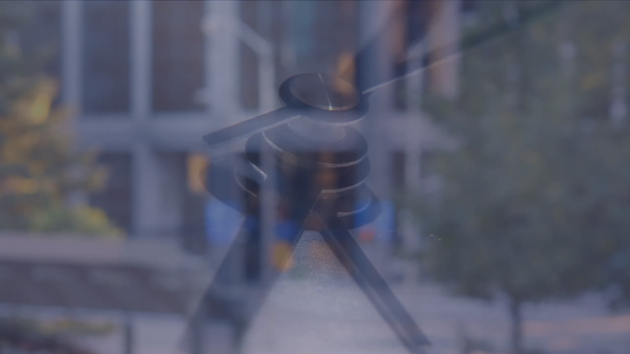 도시 를 가로지르는 시계 의 애니메이션