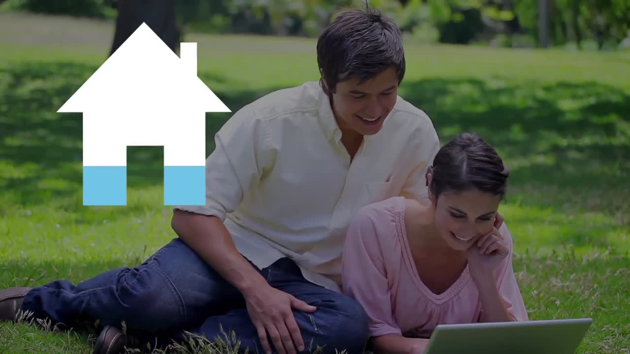 pareja feliz al aire libre y icono de la casa azul