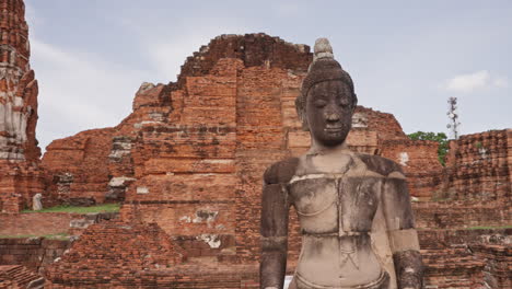 Estatua-De-Buda-En-El-Templo-Wat-Mahathat-En-Ayutthaya,-Tailandia