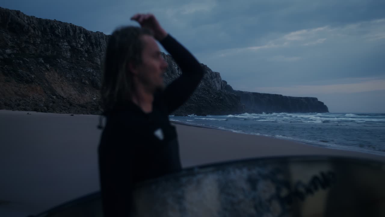 el surfista al anochecer.