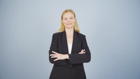 mujer de negocios con los brazos cruzados y riéndose de la cámara.