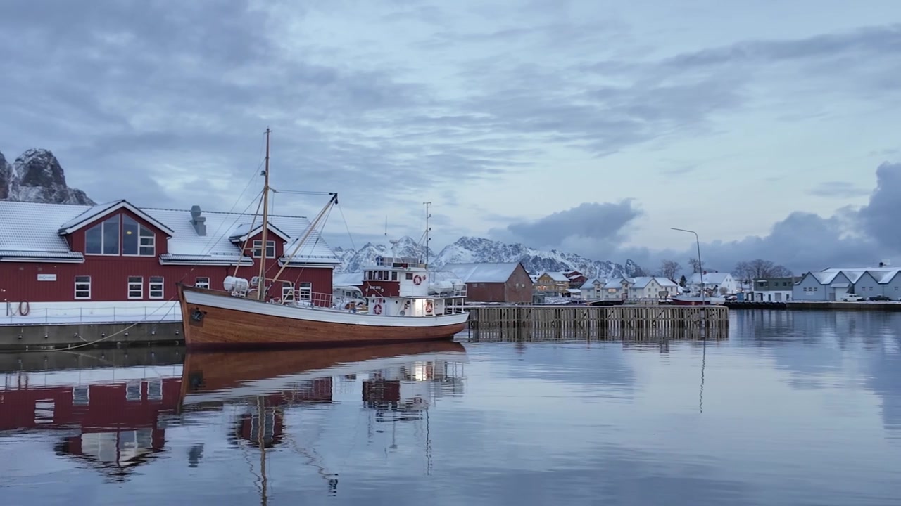 Rolig vinterhavn i Svolvær, Norge, som reflekterer ro og undring.