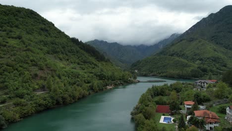 valle en el río vista de avión no tripulado