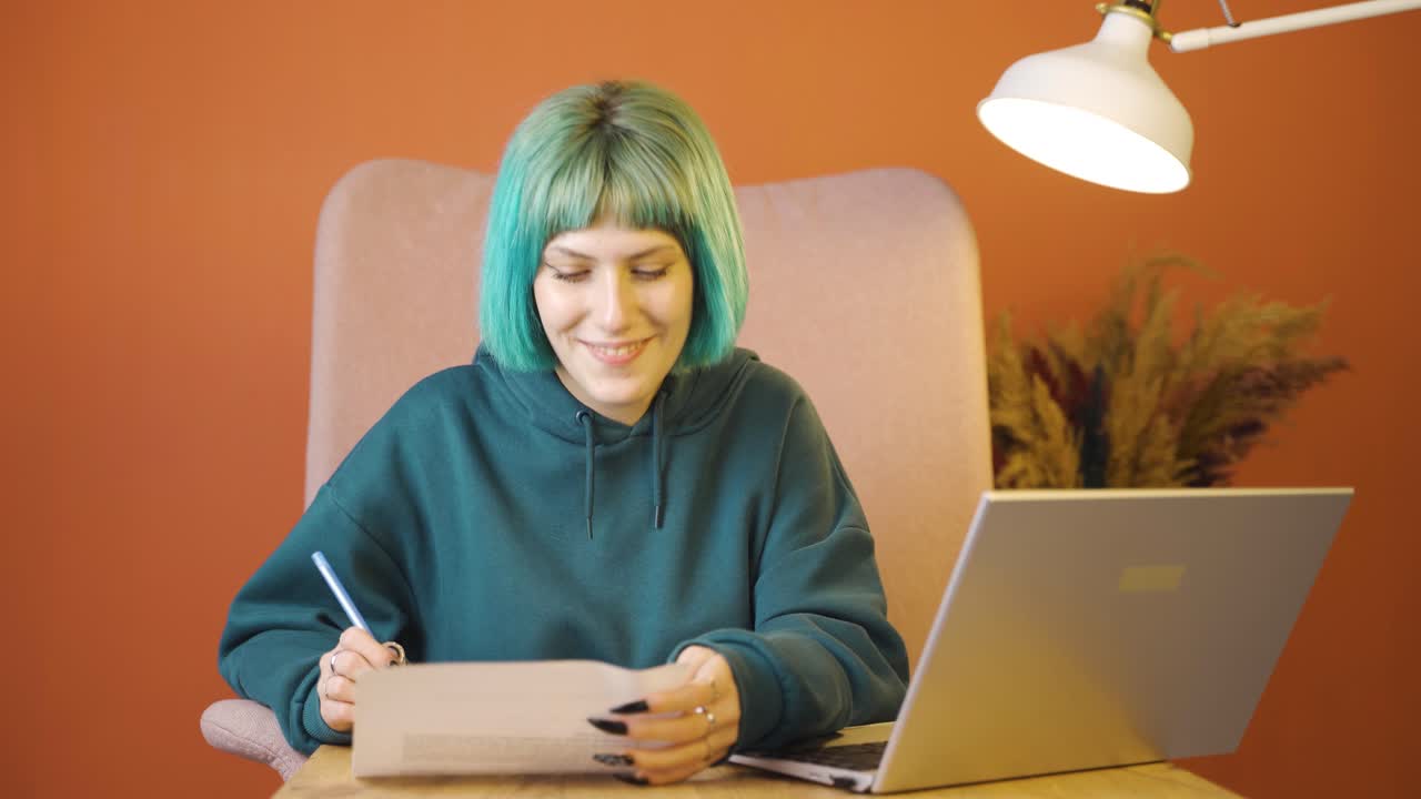 la joven que revisó y firmó el papeleo está feliz y satisfecha.