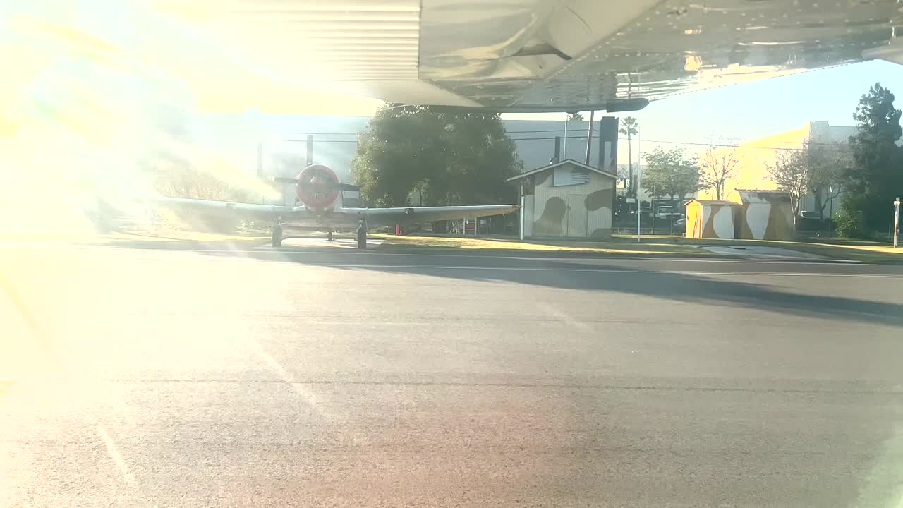 비행기와 함께 활주로를 활주하는 비행기