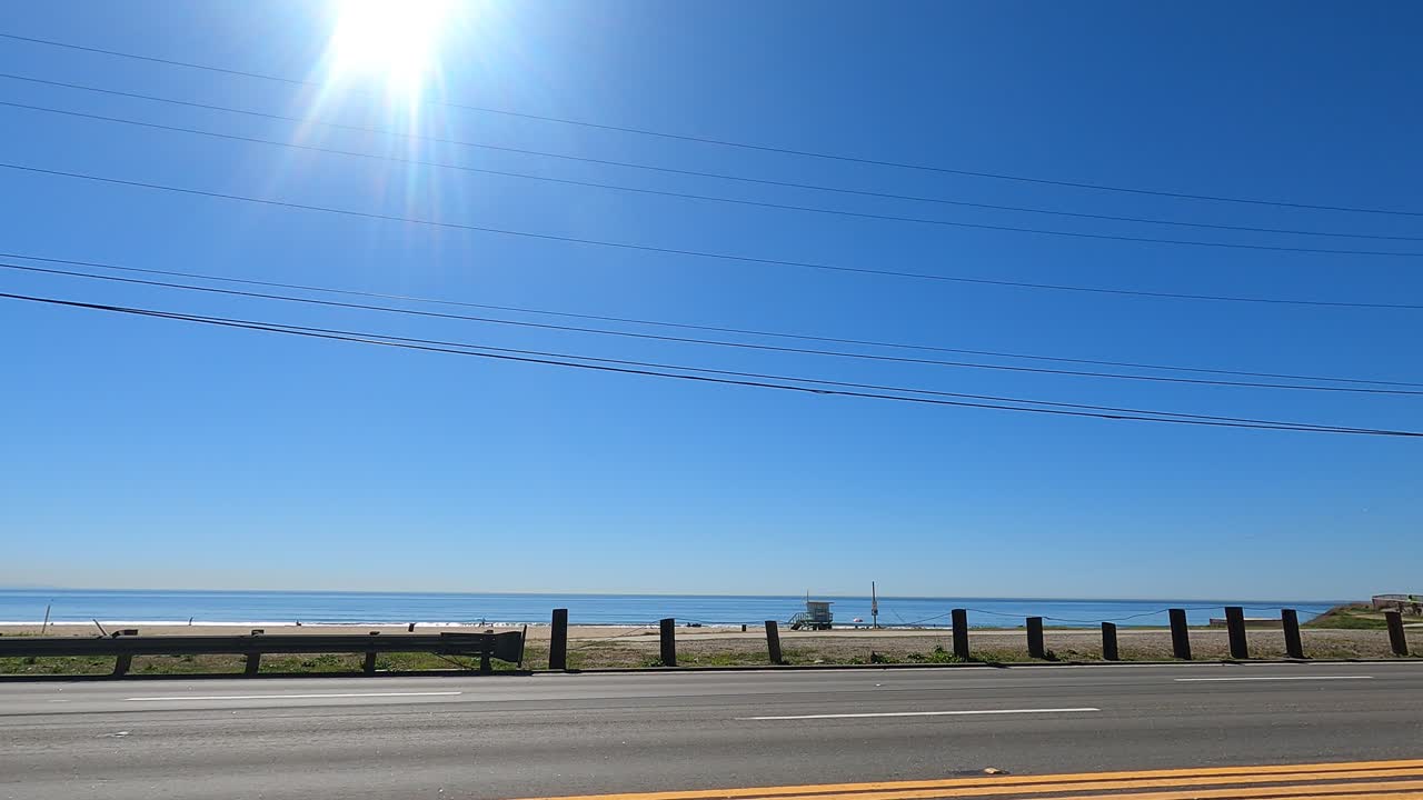 화창한 날 고속도로를 운전하다