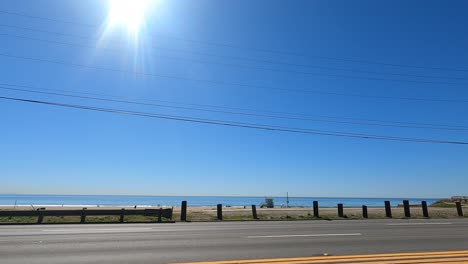 Conduciendo-Por-La-Carretera-En-Un-Día-Soleado