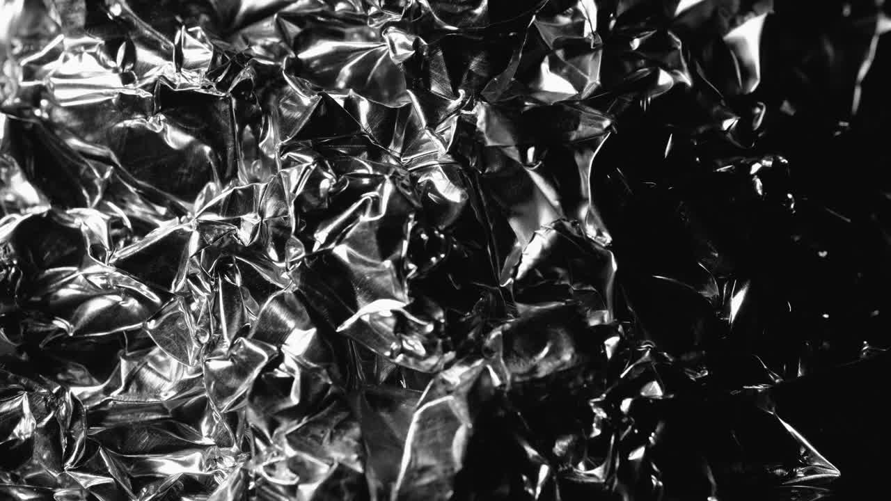 La luce attraversa la superficie stropicciata della carta stagnola.
