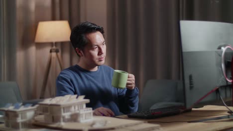 hombre trabajando en el diseño arquitectónico en casa por la noche