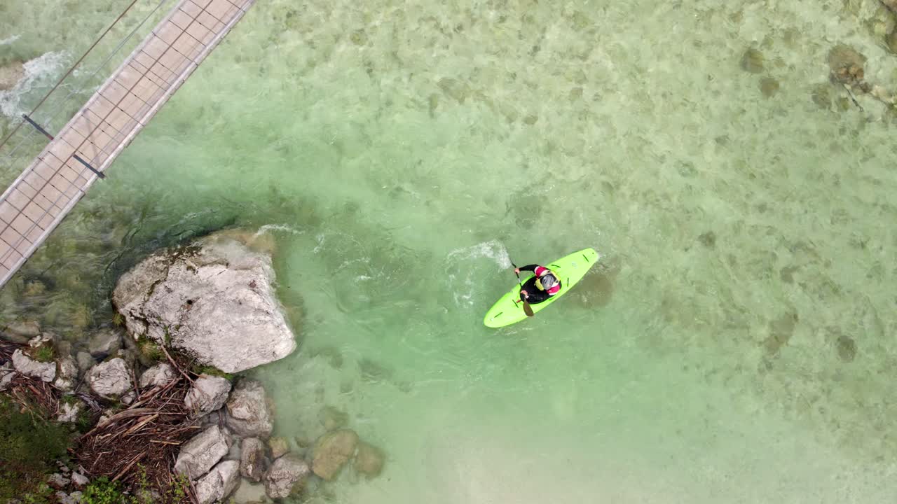 Kayaker sul fiume Soca nella lussureggiante valle di Bovec