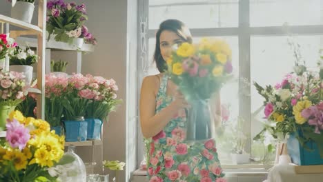 mujer trabajando en una floristería, arreglando flores
