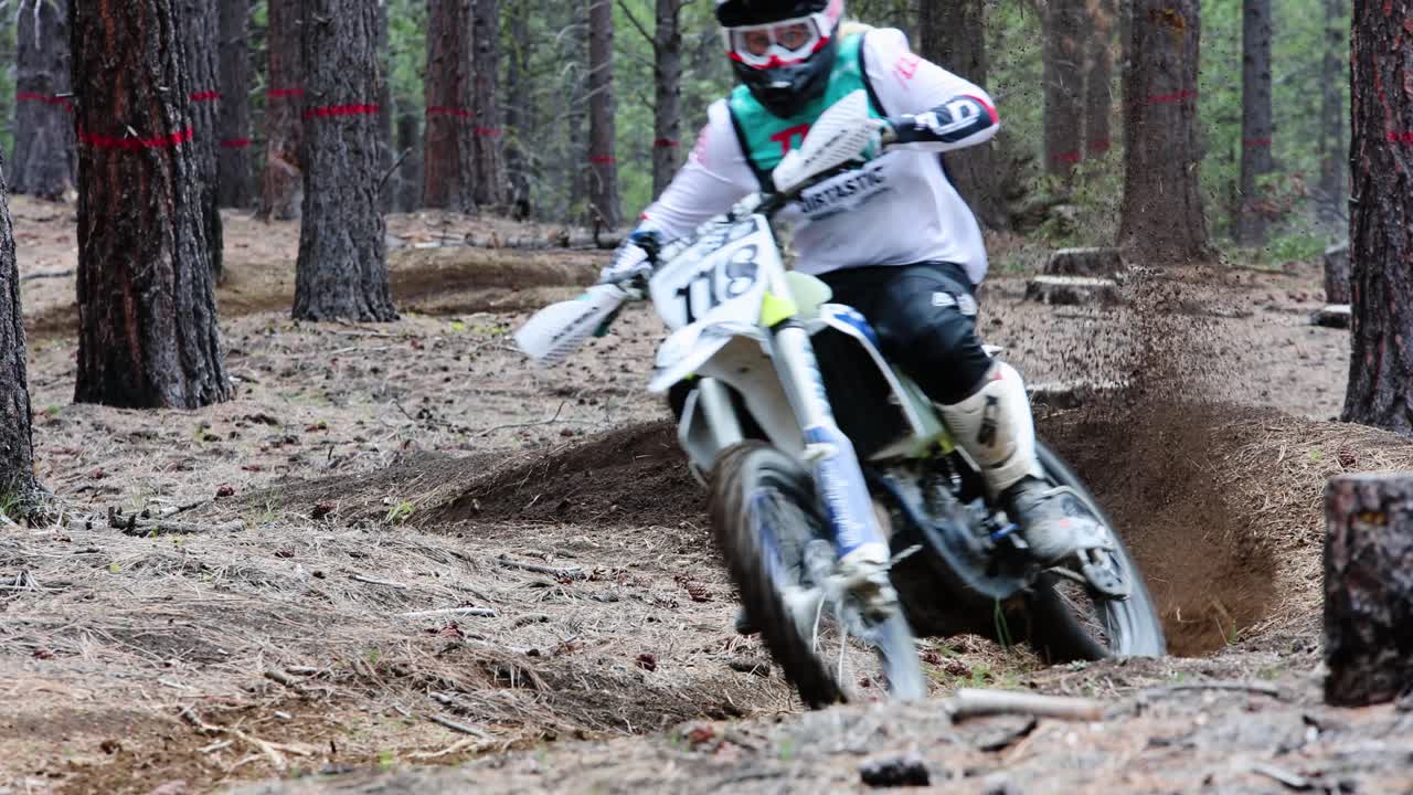 mujer joven en moto de cross en el bosque a cámara lenta de alta velocidad, motocross 60fps