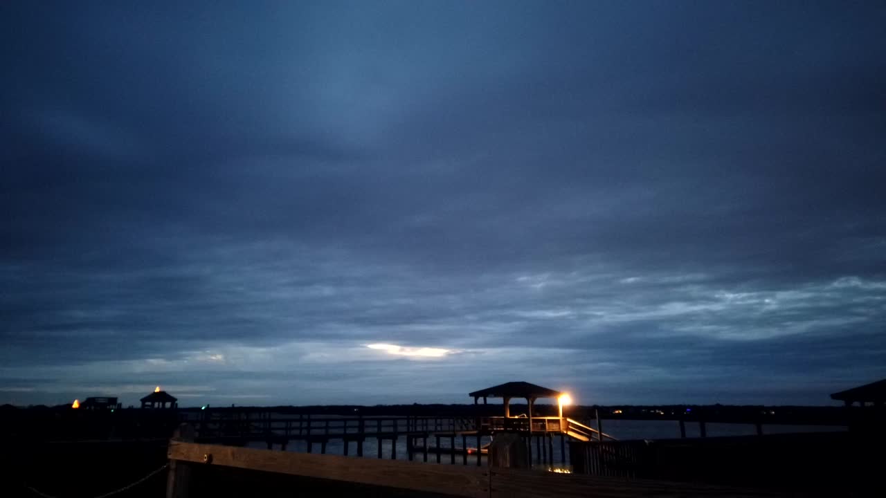 wrightsville 해변 노스 캐롤라이나 해안과 지나가는 자동차의 야간 시간 경과