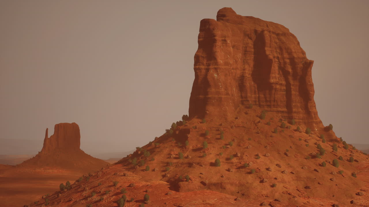 вид красного скального пустынного пейзажа с высоким скальным образованием на заднем плане