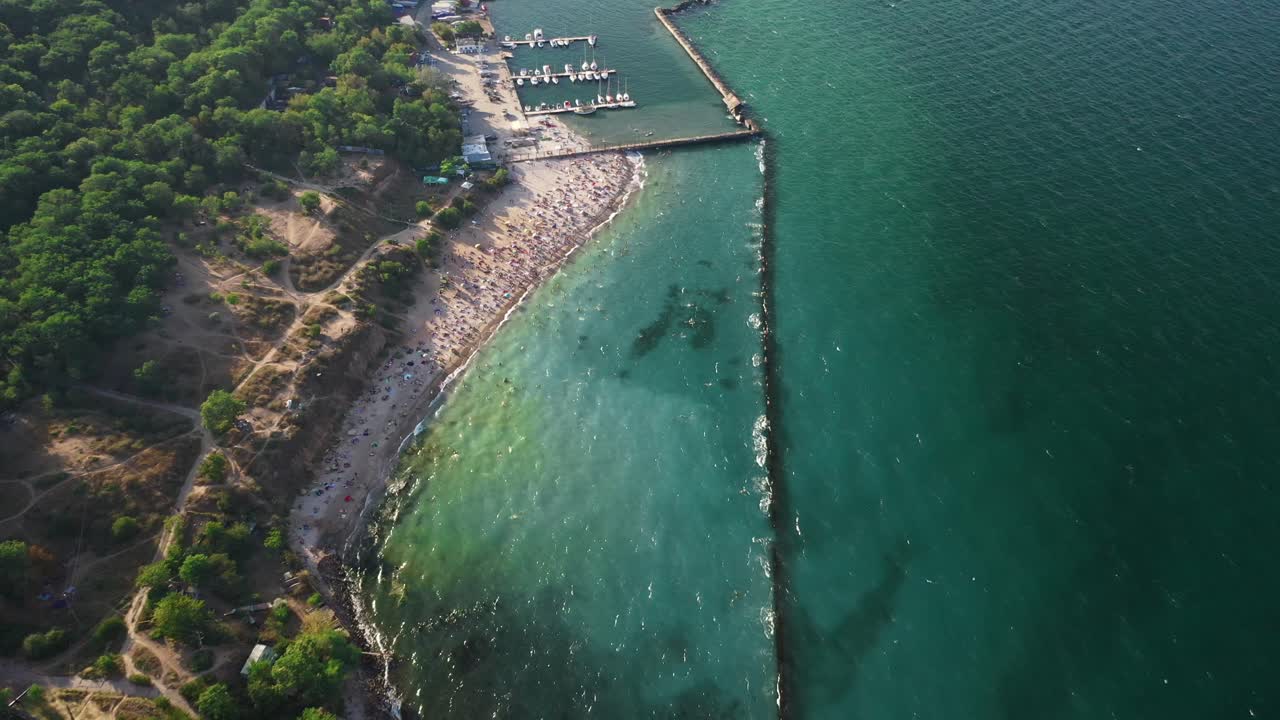 vista aérea de la playa, el mar y el puerto