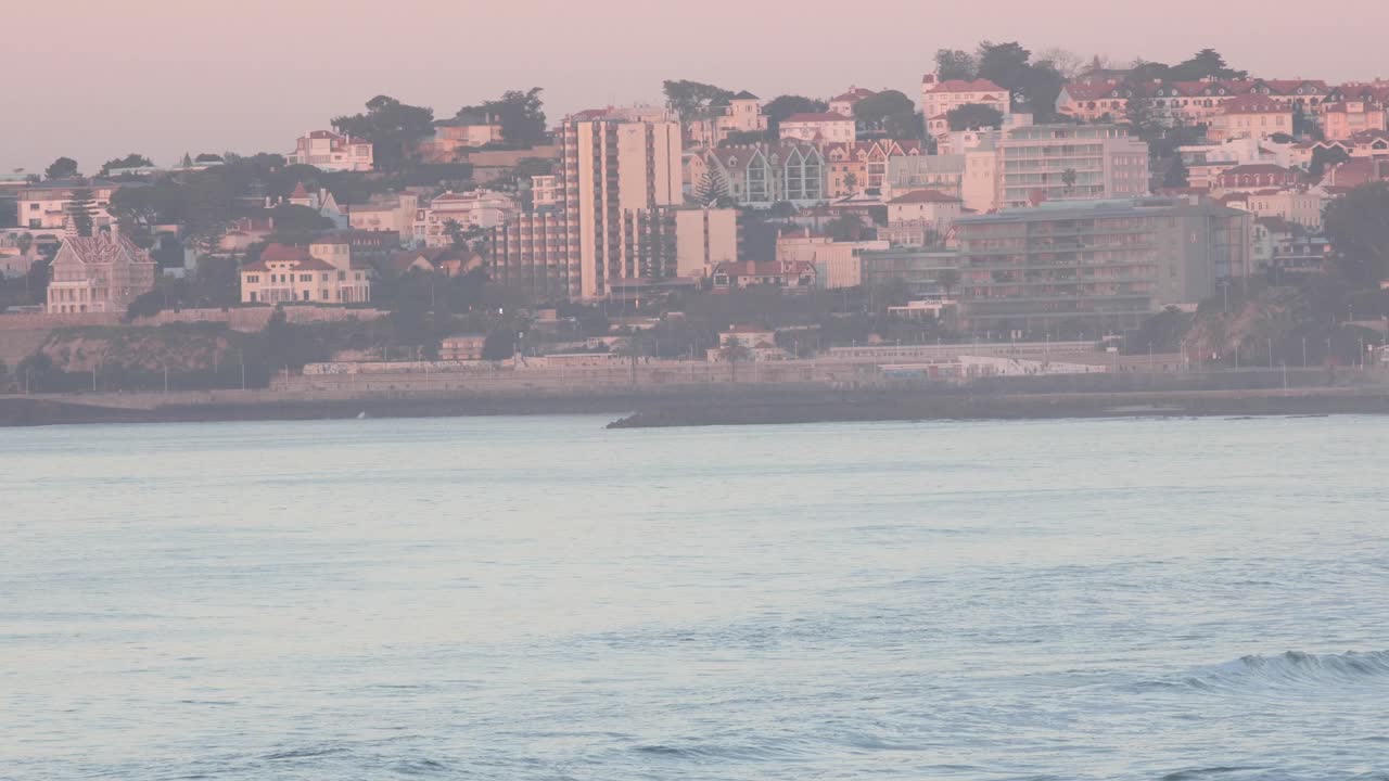 포르투갈에서 운전하는 일부 자동차와 카스카이스 시의 공중 전망, 드론이 바다 위로 날아갑니다.