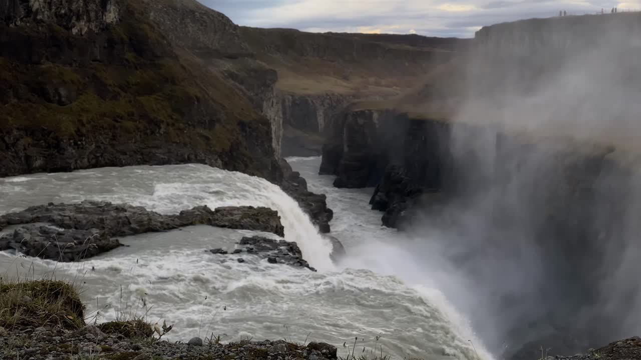 gullfoss cae en islandia cascada de belleza majestuosa turismo islandés turismo cinematográfico vistas nebulosas escena hermosa