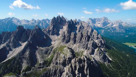 Nationalpark-Drei-Zinnen-In-Den-Dolomiten.-Wunderschöne-Natur-Italiens.