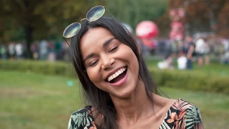 Primer-Plano-De-Una-Mujer-Multirracial-Mirando-La-Cámara-En-Un-Festival-De-Música.