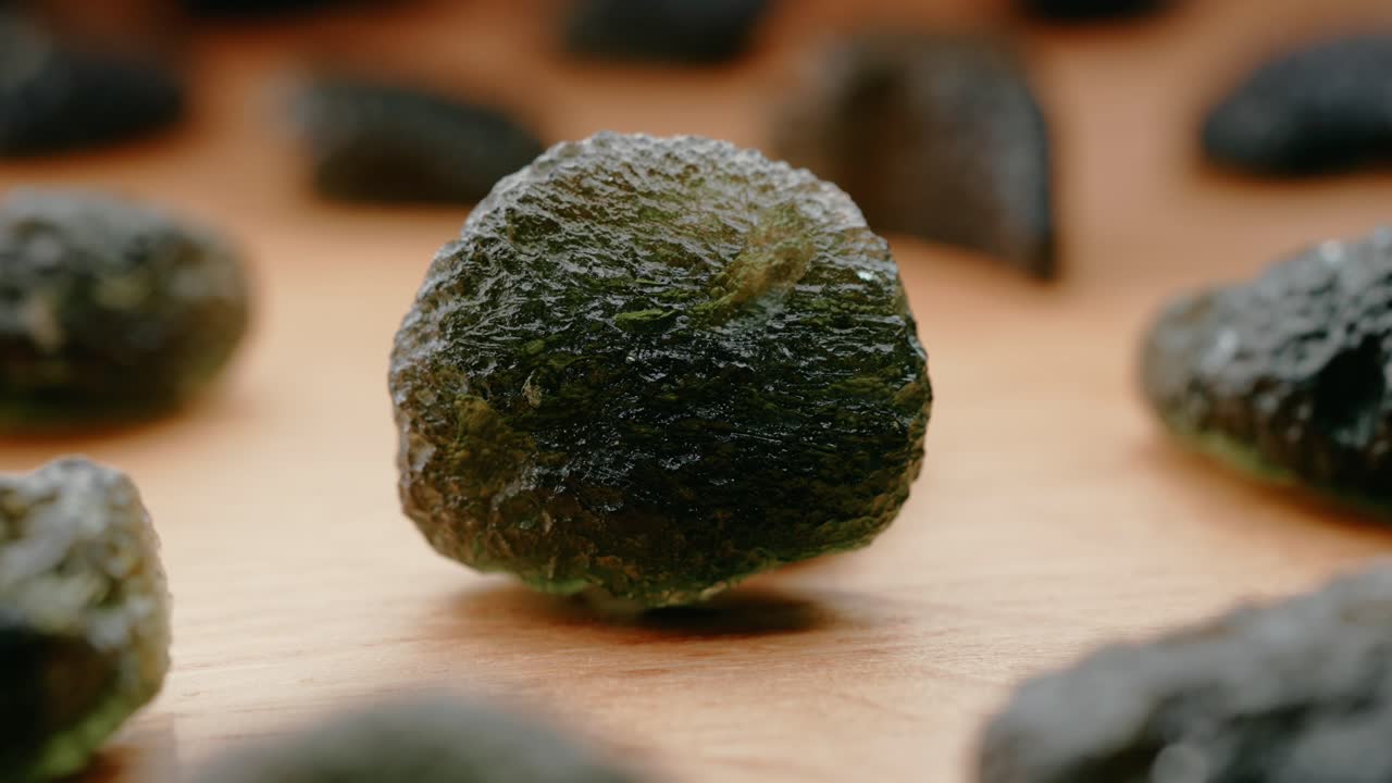 체코 공화국 의 희귀 한 몰다바이트 보석 크리스탈 컬렉션