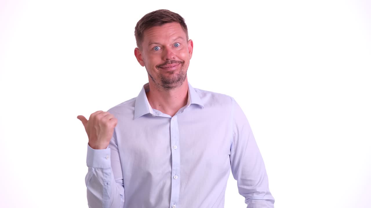 Hombre señala con el dedo hacia un lado instando a mirar anuncio