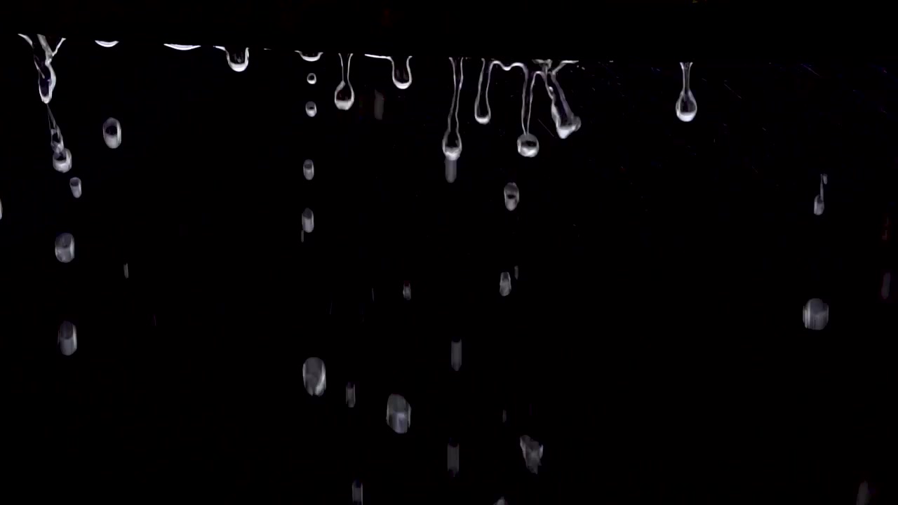 Gocce d'acqua (pioggia) su sfondo nero.