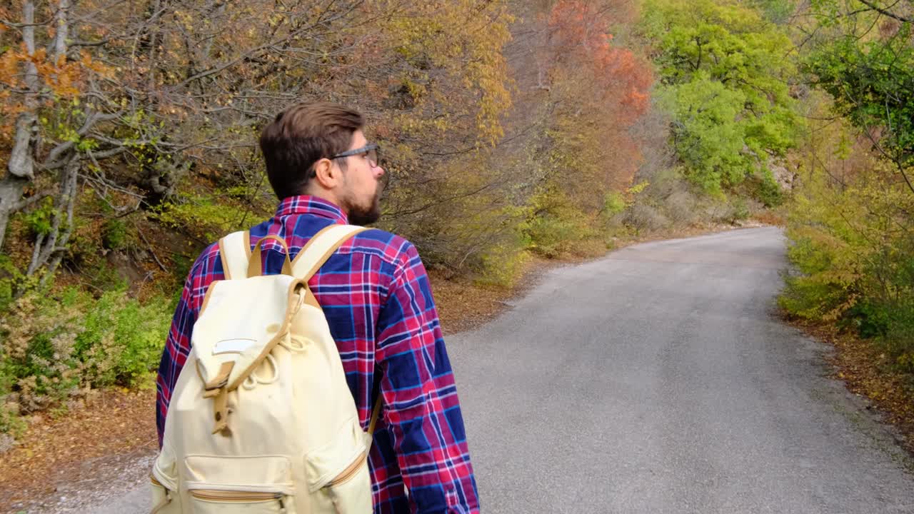 여행자는 야생동물의 그림 같은 장소에서 고 가을 풍경을 바라보고 있습니다.