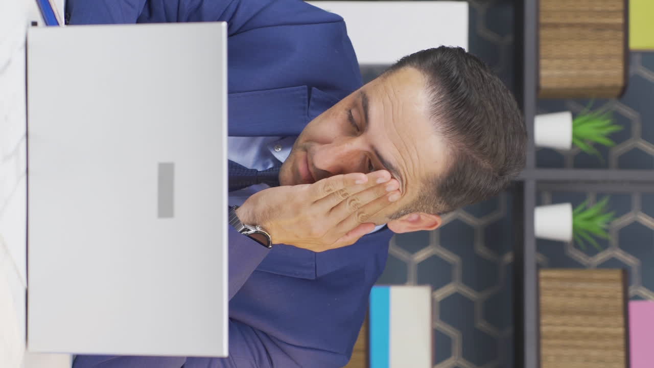 vídeo vertical de un hombre de negocios con problemas oculares.