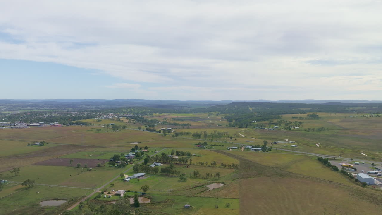 sobrevuelo de aviones no tripulados de alta altitud 4k paisaje rural australiano y campo