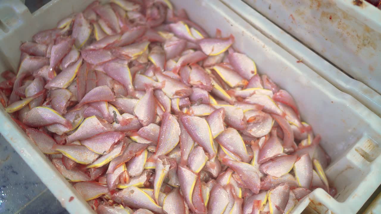 filetes de pescado recién cortado preparados en una fábrica de marisco en Karachi