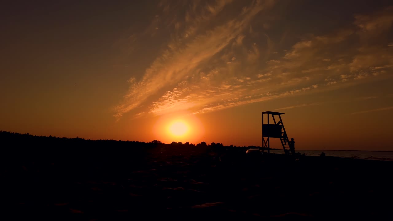 인명 구조원 타워가 일몰에 의해 윤곽을 드러냈습니다.