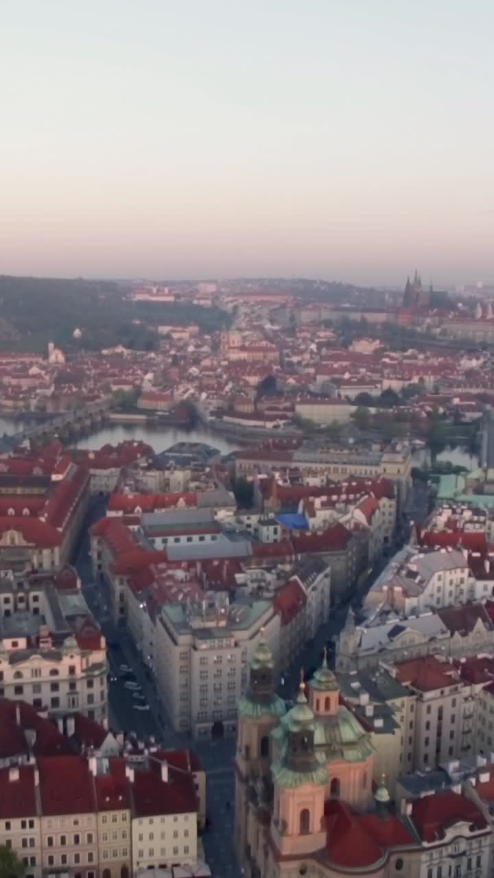Veduta aerea del panorama urbano di Praga con il Ponte Carlo all'alba