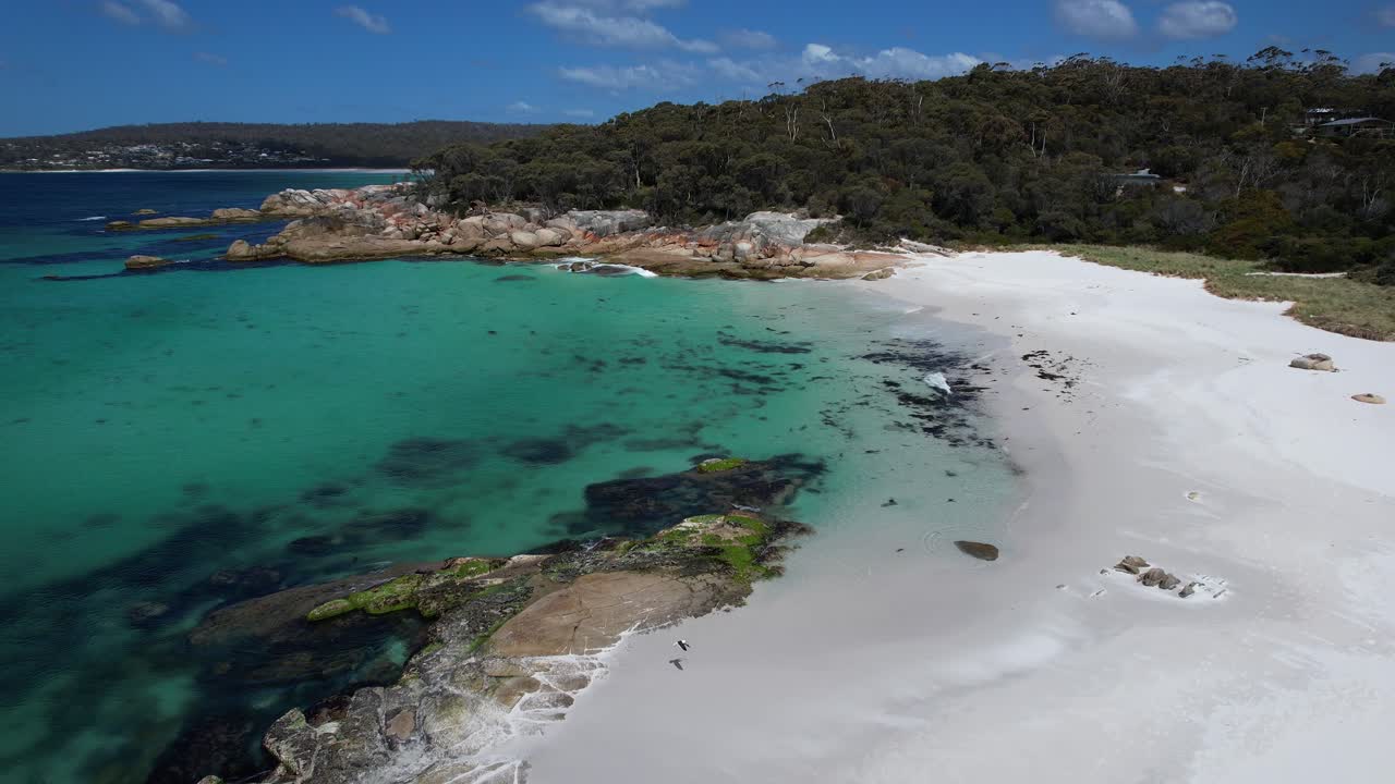 Spiaggia bianca e sabbiosa, angolo accogliente, Binalong Bay, Tasmania, Australia - Ripresa aerea con drone