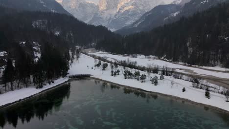 Lago-Jezero-Jasna-Contra-Picos-Blancos-De-Montaña-Alpina