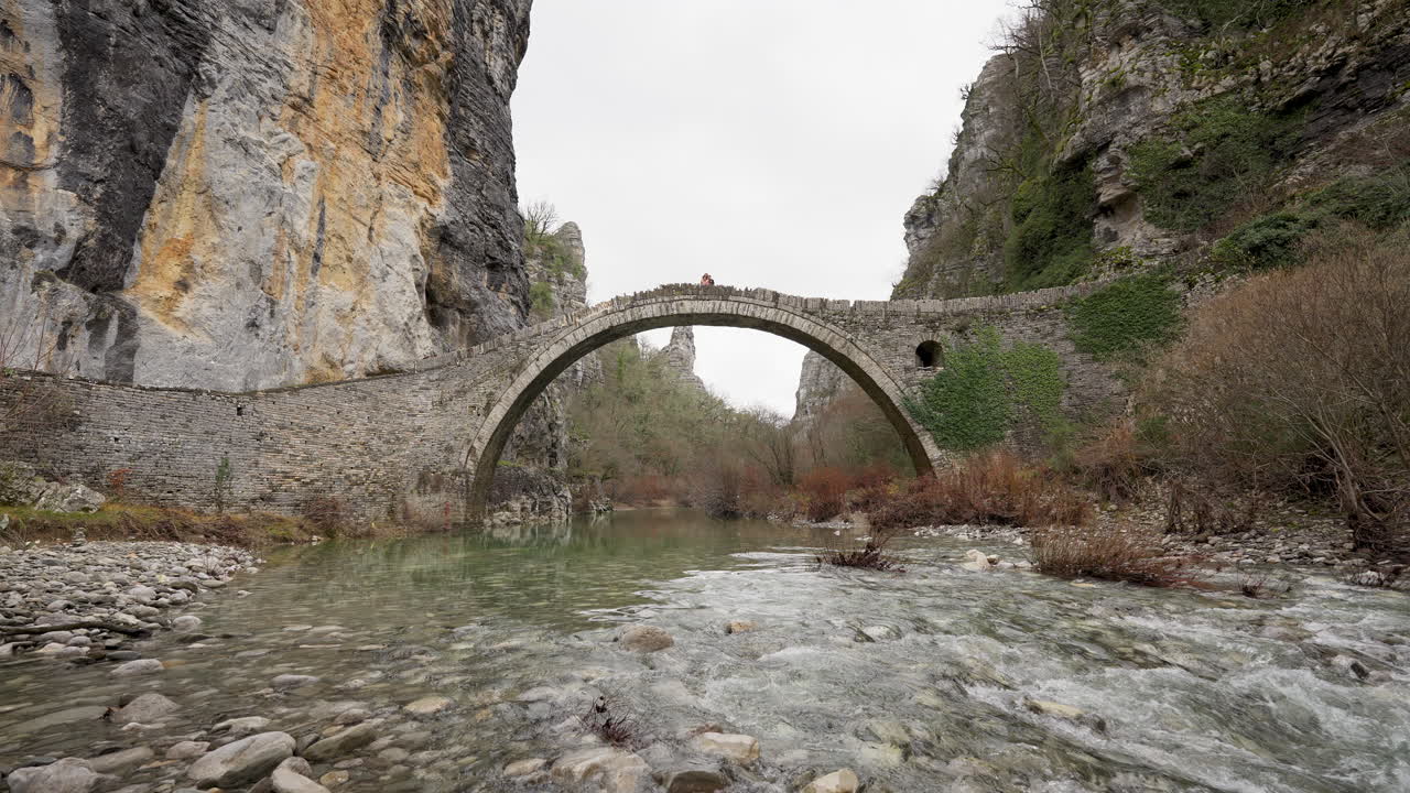 Ponte Kokkori, ponte in pietra a arcata unica nella regione di Zagori, Epiro, Grecia.