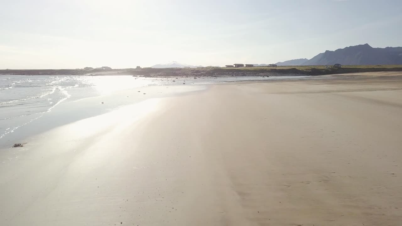 아이슬란드 스내펠스니스 반도에서 화창한 여름 동안 희귀한 황금빛 모래 해변과 잔잔한 파도의 항공 영상
