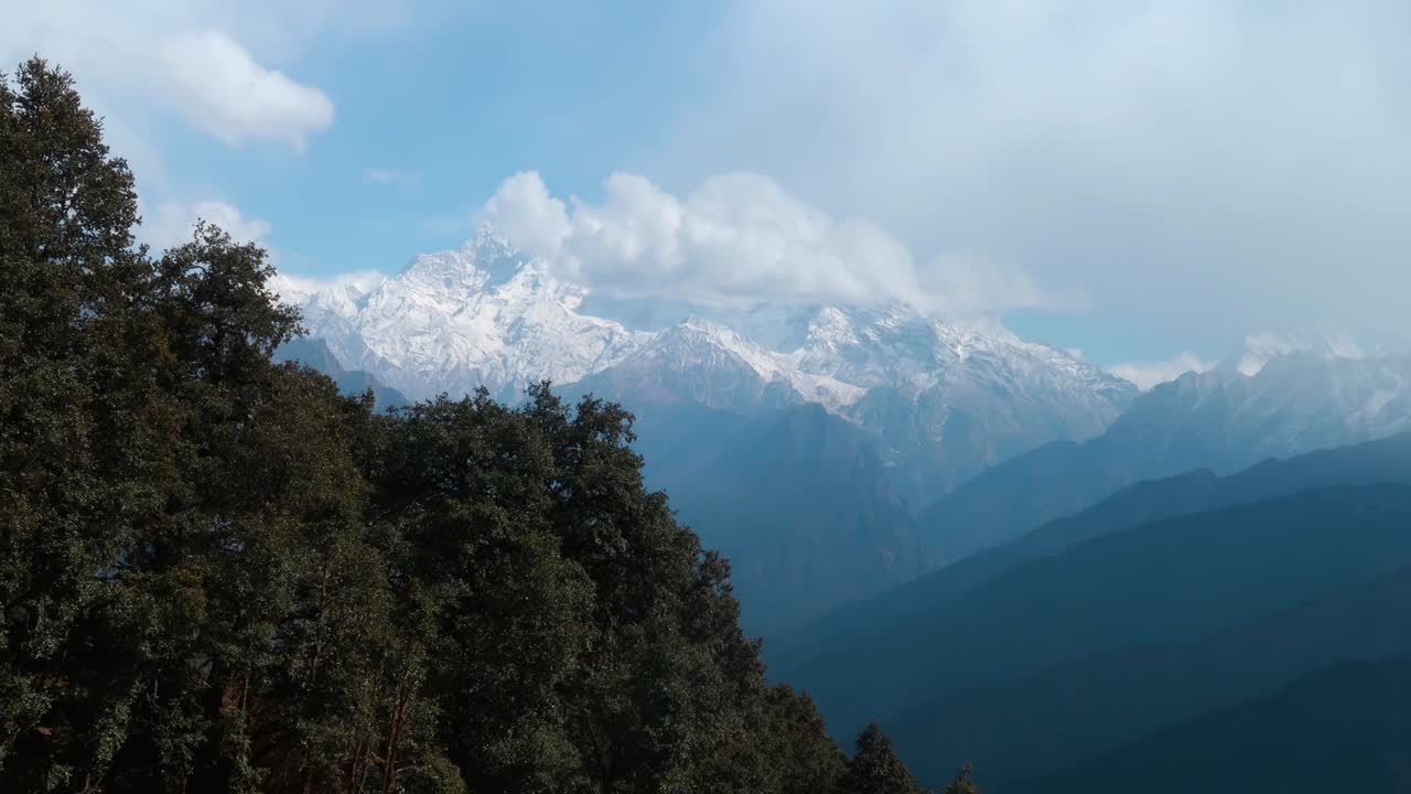 timelapse del himalaya tomado de montañas nevadas de uttarakhand