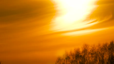 Luz-Solar-Brillante-Durante-La-Hora-Dorada-Del-Atardecer-Con-Formación-De-Nubes-De-Color-Amarillo-Intenso