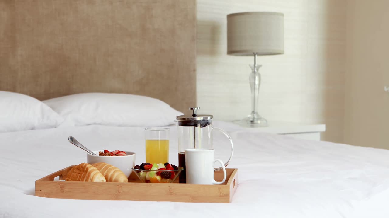 ベッドの上に朝食のトレイ